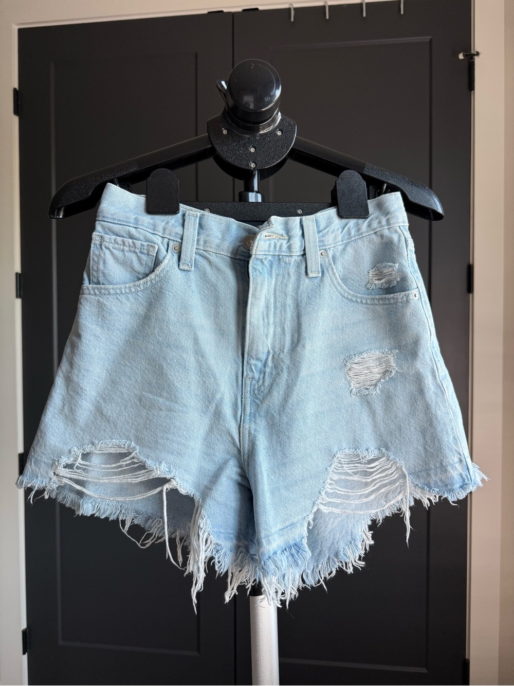 Levi’s High Waisted Mom Shorts Distressed Light Wash – Size 26